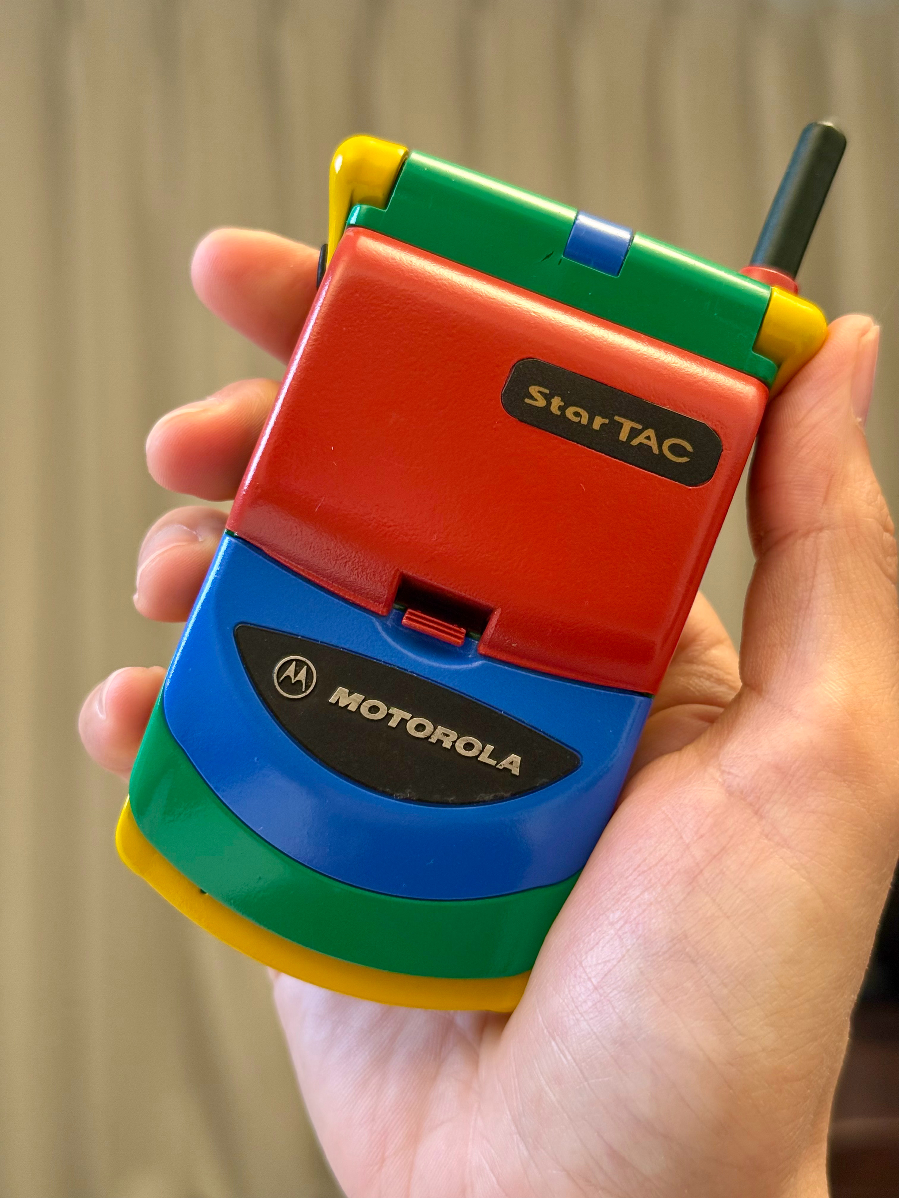 Hello Moto！全球第一款翻盖手机 好可爱呀！跟个儿童玩具似的～打算开个复