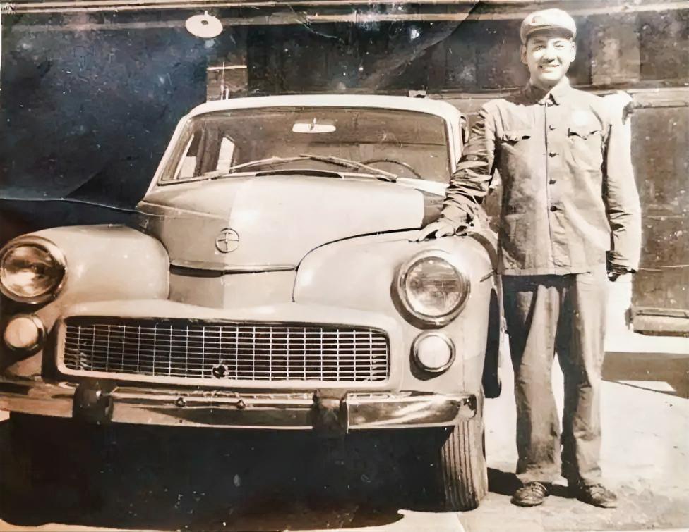 哪位老师知道这是什么国家什么牌子的小轿车？