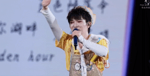 这是周深 那是周深圳谁教周深工作室这样宣传的 周深福州演唱会玩“福”周梗，工作室