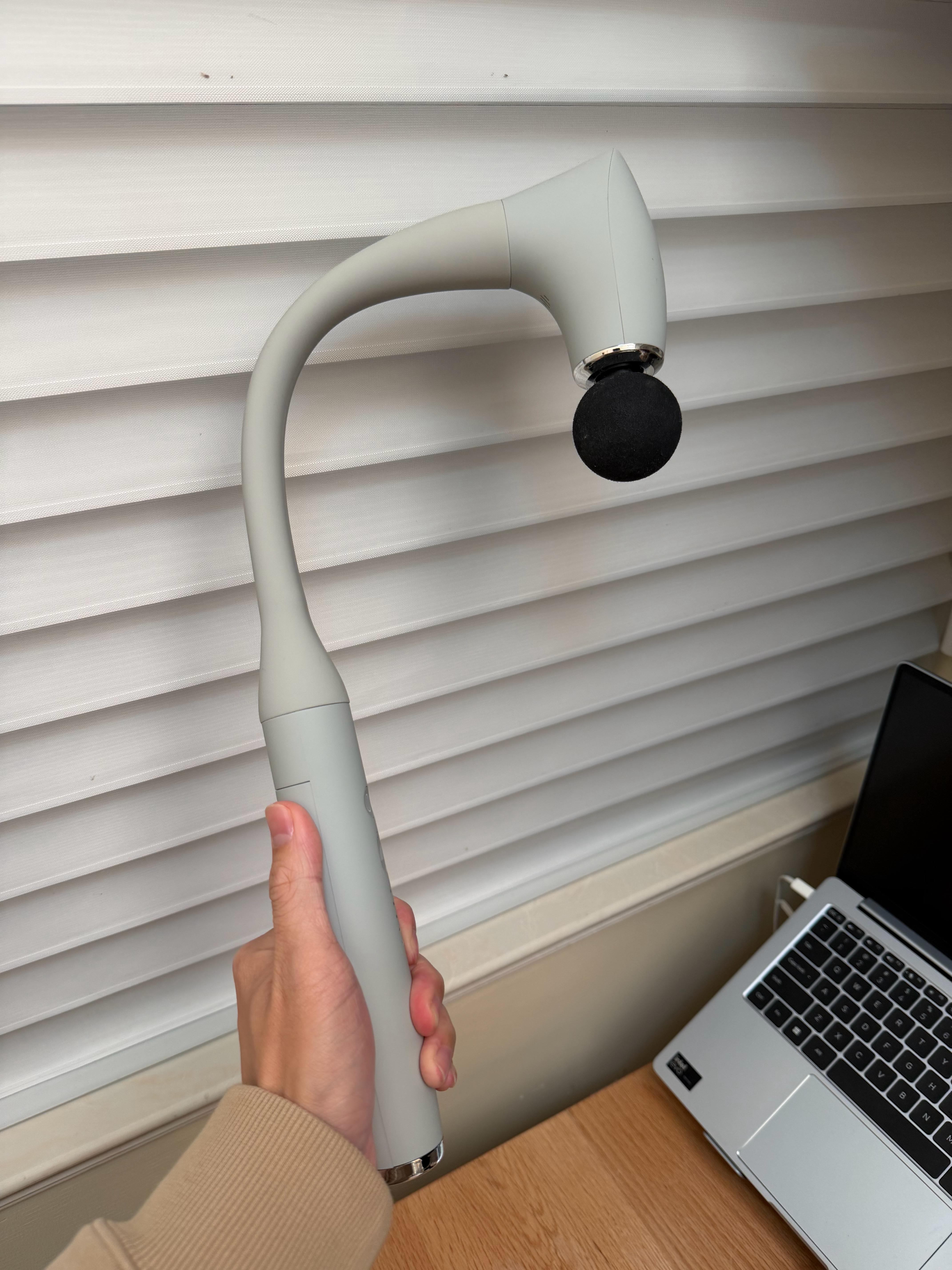 这个设计的筋膜枪真的太好使了，不求人，自己拿着就可以解决肩背