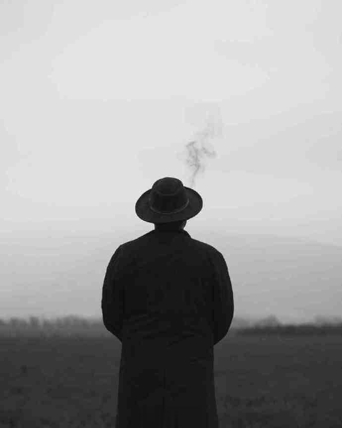 没有人会去帮助一个毫无价值的人，你必须要好好的经营自己，就算你跌入了谷底，也要有