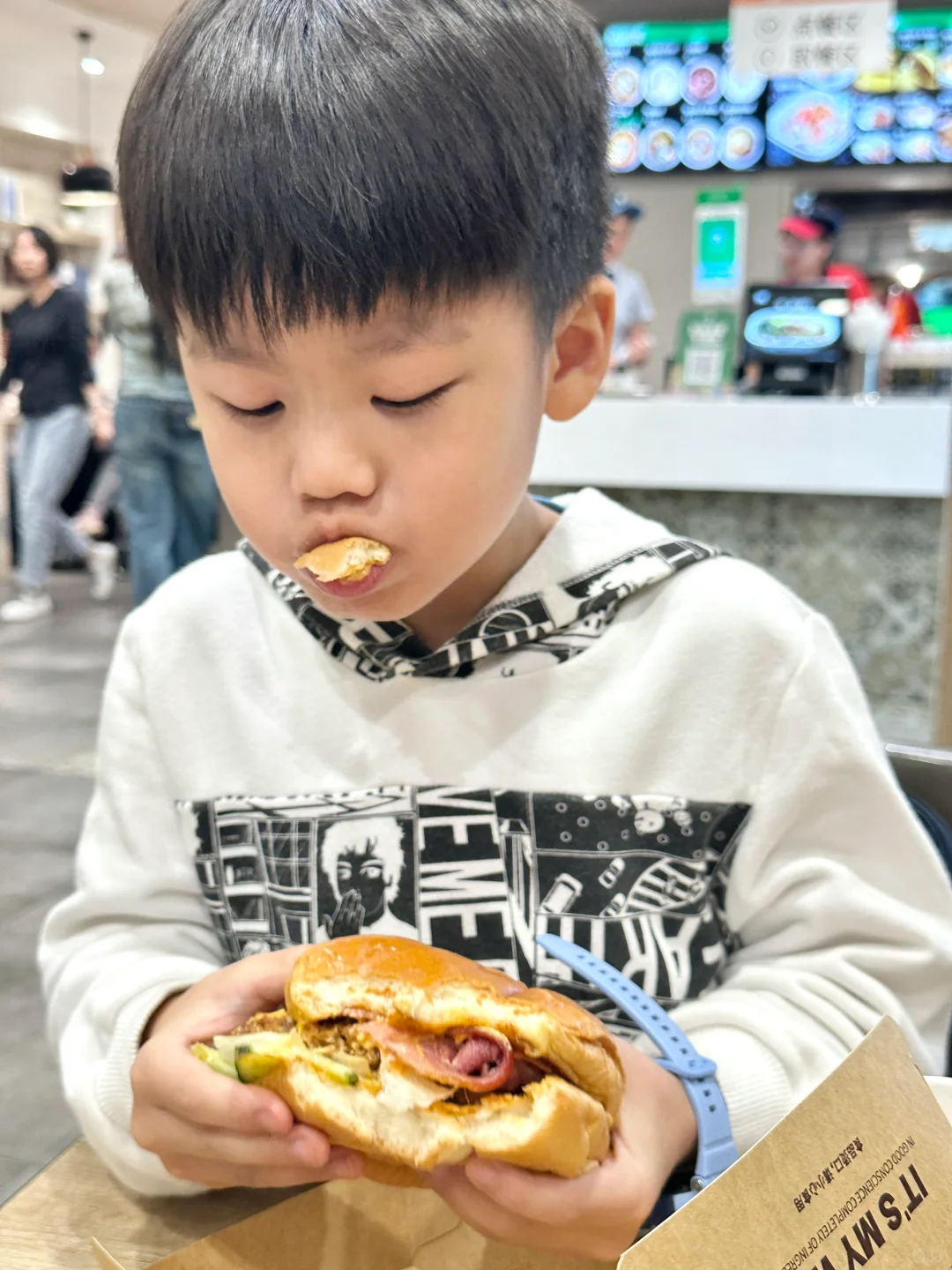 饿成这样啊😢是老母亲不让你吃东西了嘛？