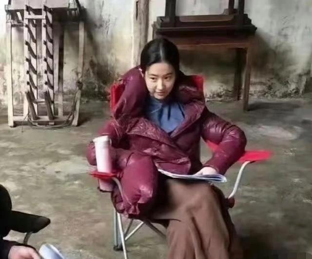 她自带一身贵族气，这没办法，从小的家庭背景和教养造就了她这种气质，演大家闺秀毫不