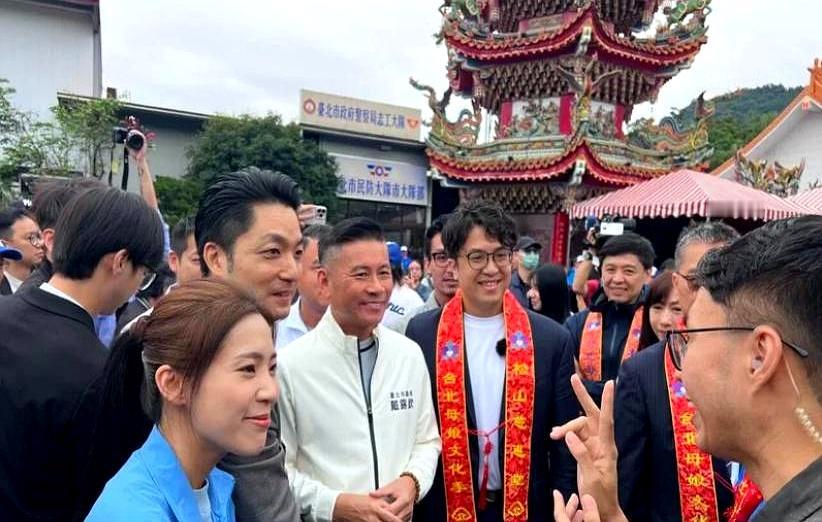 嚯，沈伯洋那标志性的爆炸头居然没了！
这不就跟我们突然换了手机壳一样，一眼就能看