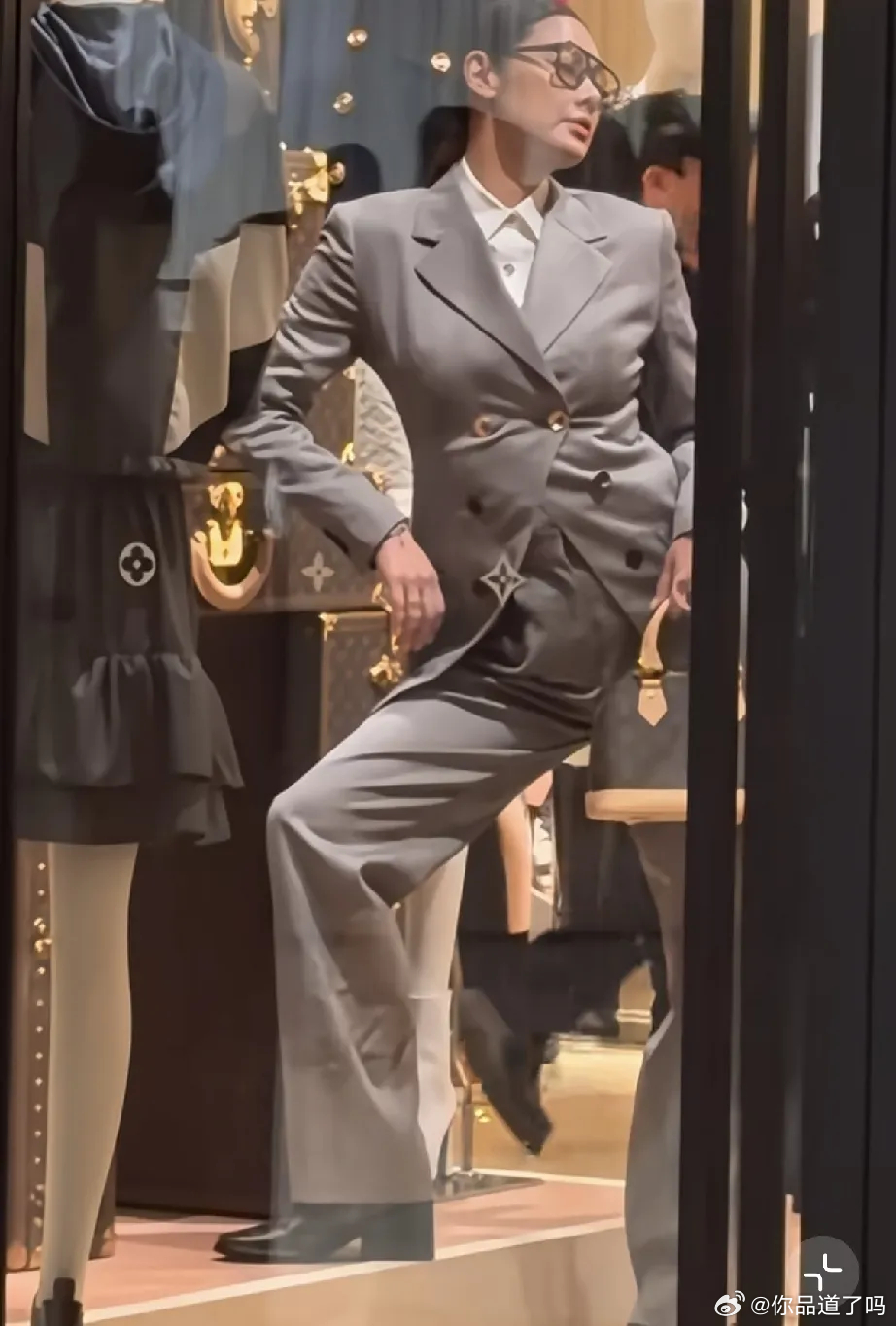 乐基儿现身香港服装店拍摄，一身造型一言难尽，像个男人似的自我陶醉，还有小腹隆起，