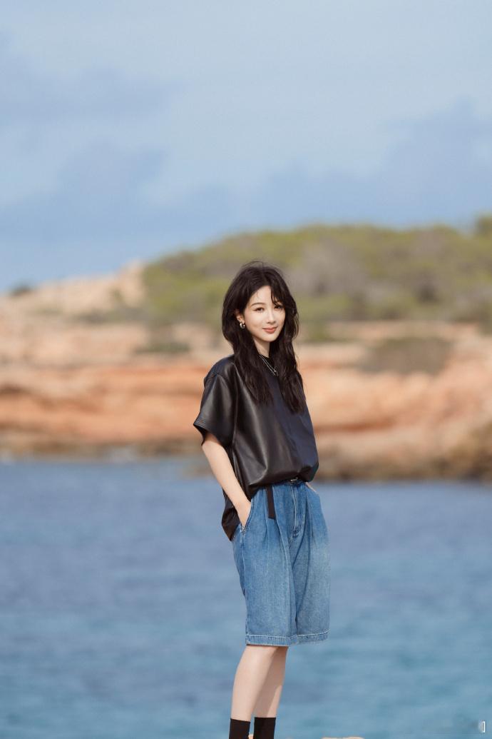 杨紫海边浪漫碎片plog  杨紫皮短袖牛仔裤look 杨紫的海边浪漫碎片，短袖与