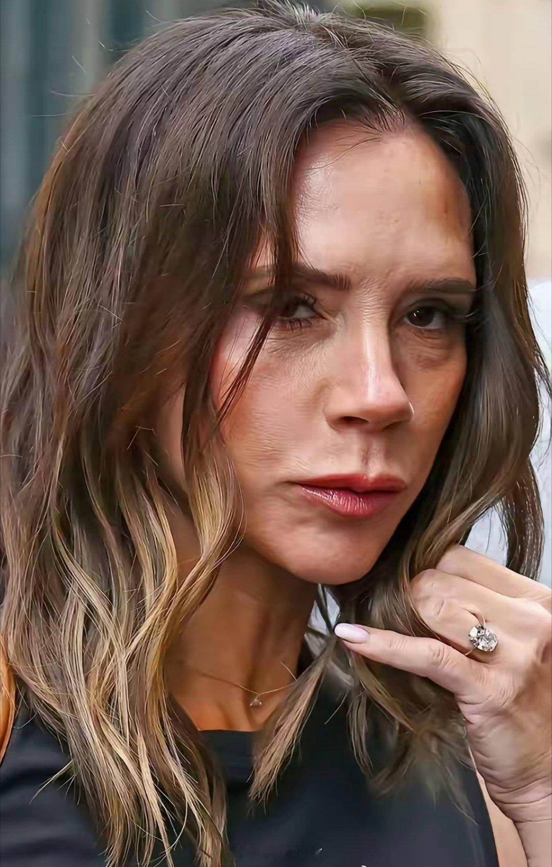 维多利亚20年不碰糖，把自己活成了行走的“自律标本”；可看看大口吃肉、快80岁的