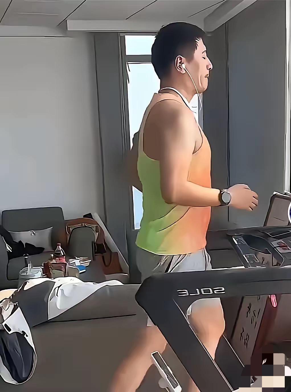 张雪峰这事儿，越想越让人唏嘘又想不通。

他在公司设了间小健身房，习惯关门戴耳机