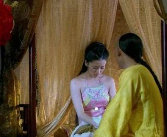 1685年，康熙喝完进贡的碧螺春茶，兴奋得睡不着。半夜，宫女万琉哈氏服侍康熙躺下