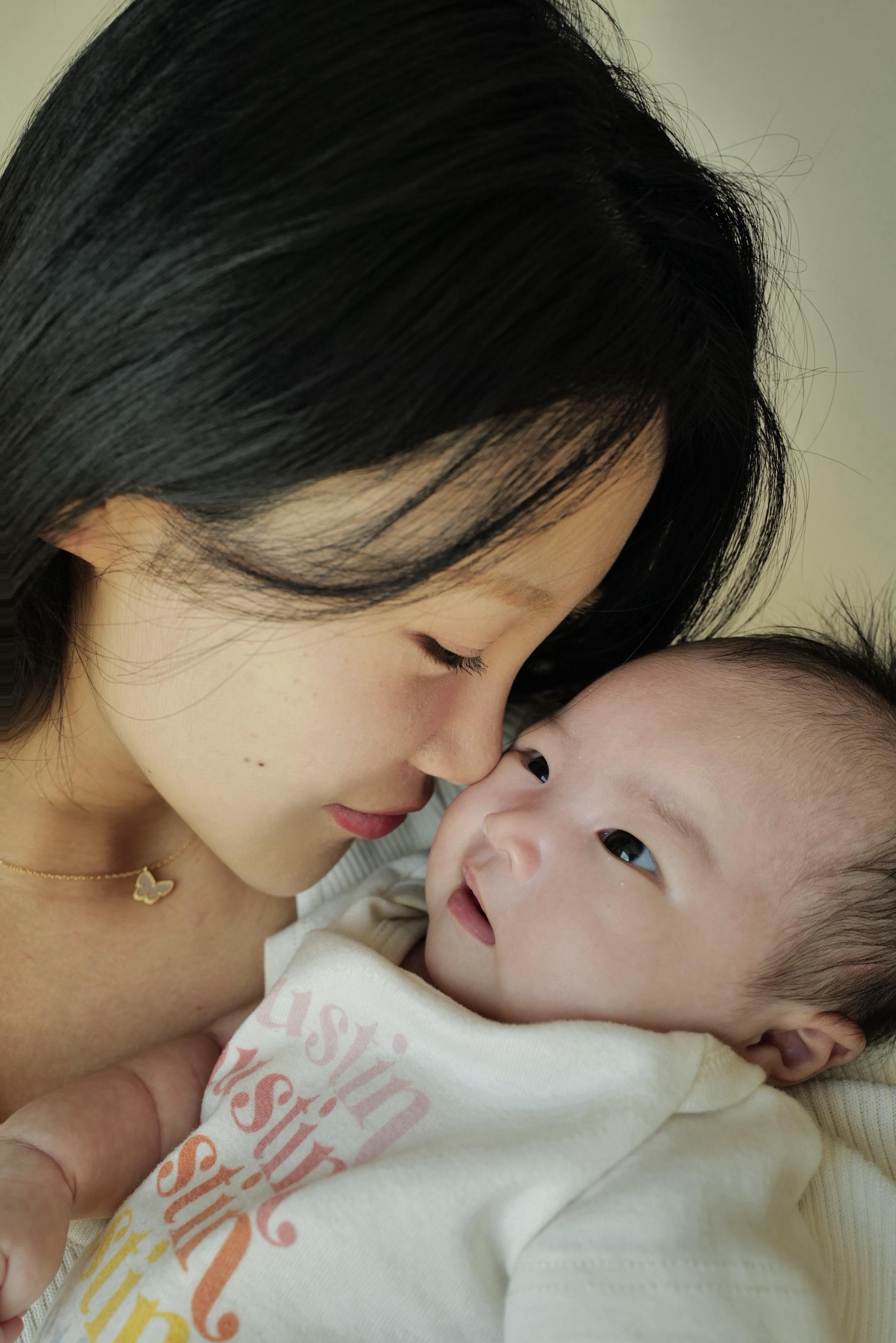 抱紧你的我比国王富有。当妈妈的第一个月。