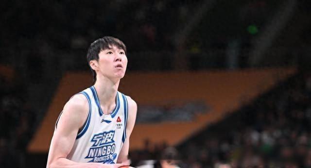 北京队和广东队还排在积分榜前两位，但仔细看中游队伍的位置已经全乱套了，广厦掉到第