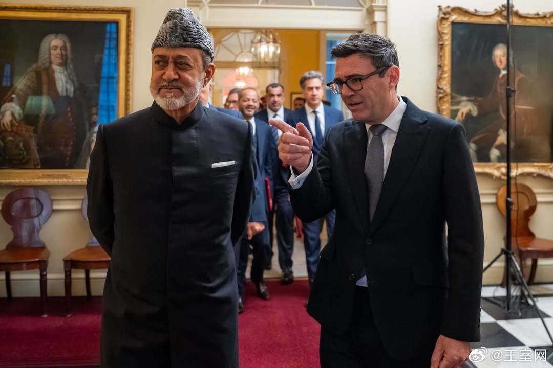 阿曼王室 🇴🇲🇬🇧10月21日，阿曼苏丹海赛姆和英国首相安迪·伯纳姆 A
