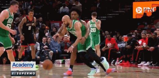 有点冤！怀特打脸阿门被吹技犯！
在今天NBA常规赛凯尔特人与火箭的第三节比赛中，