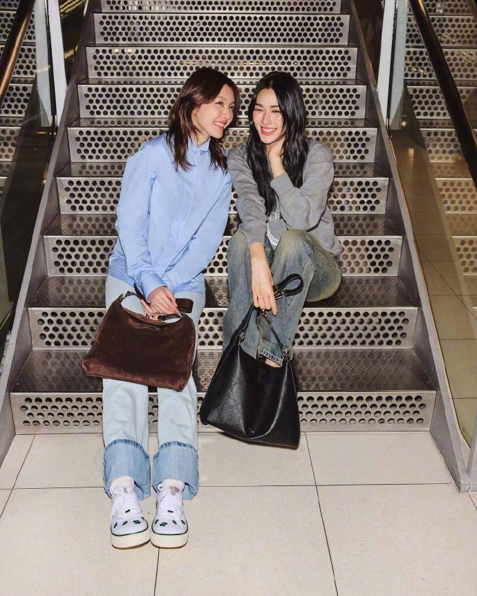 lingorm一起出发巴黎 邝玲玲、Orm机场合体，携手启程巴黎时装周！休闲穿搭