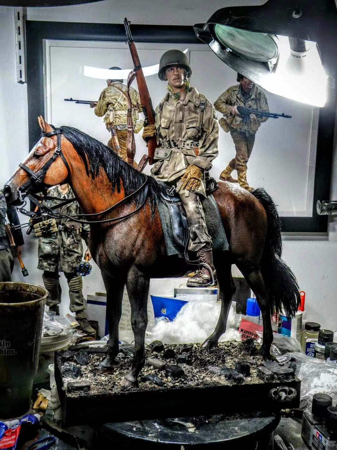 骑马的伞兵牛仔