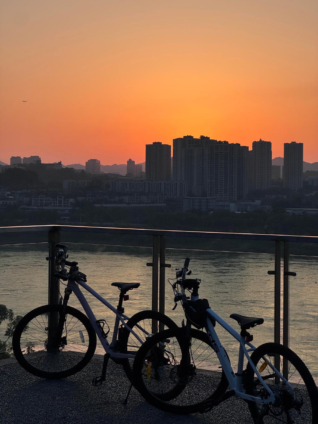 换个速度重新认识这座城市最喜欢骑行这份恰到好处的速度🚲，顺着城市道路随意漫游，