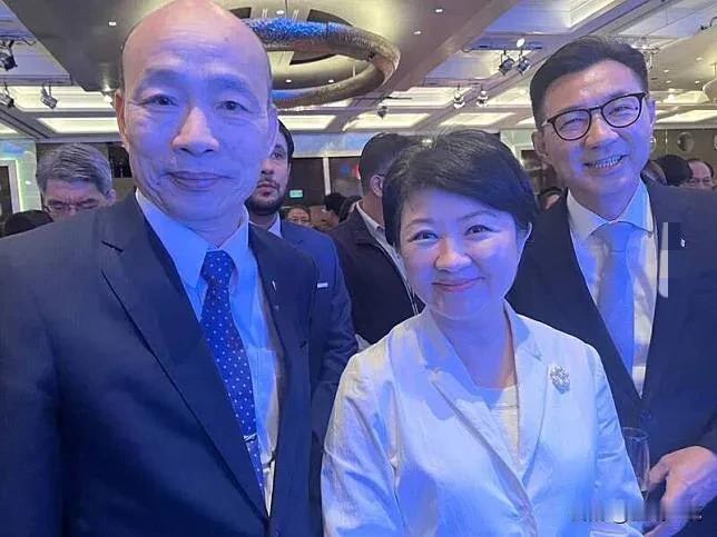 燕子秃子惊喜合体！卢秀燕灿笑同框韩国瑜 

燕子和秃子合体了！台立院长韩国瑜和台