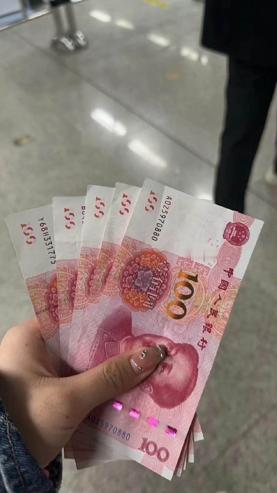 20元中6715万彩票店老板发声女子顺手买18元彩票中814万啥意思，连上两条热