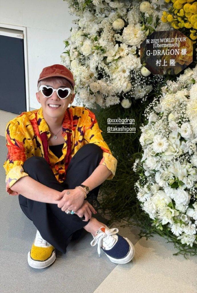 村上隆给权志龙送的花
白的黄的都有啊
中国人看不了这个配色哈哈哈