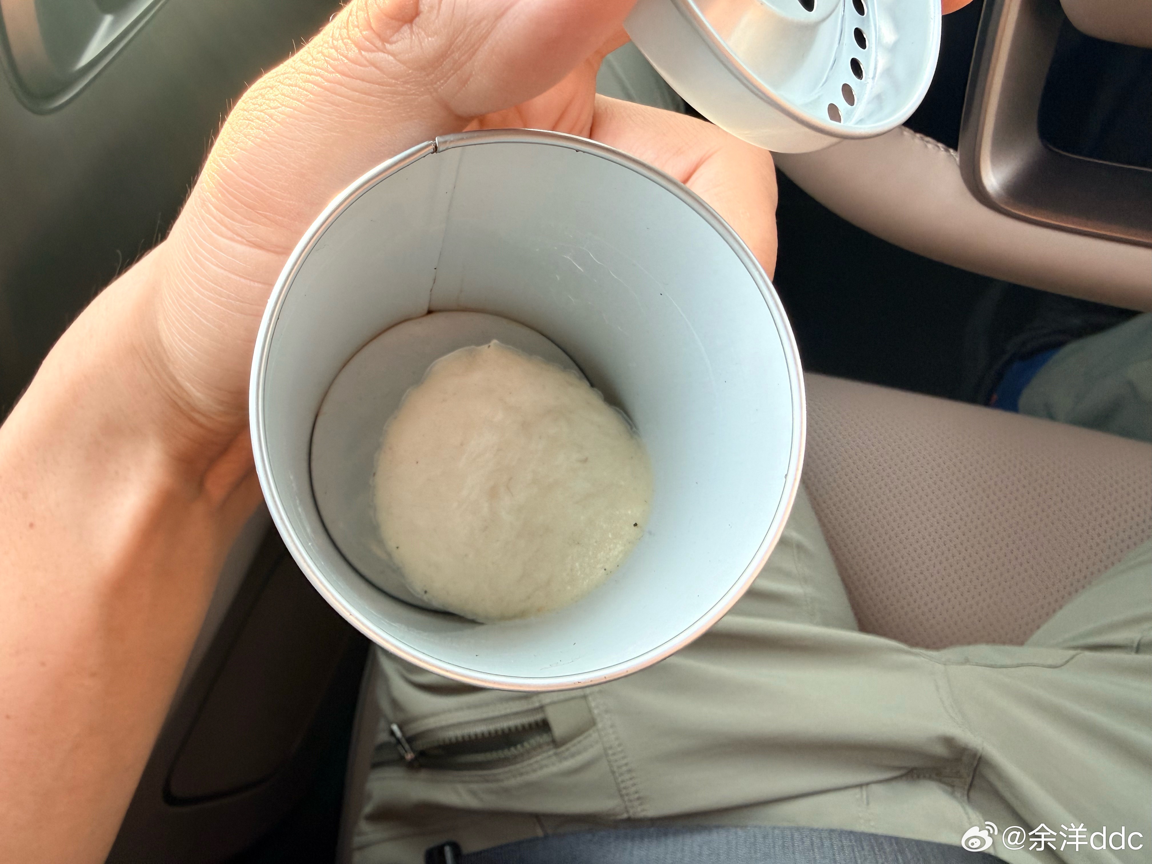 霍尼韦尔这个固态香膏放杯架里用了大半年，还剩下这么点，估计还能撑两个月，味道还行
