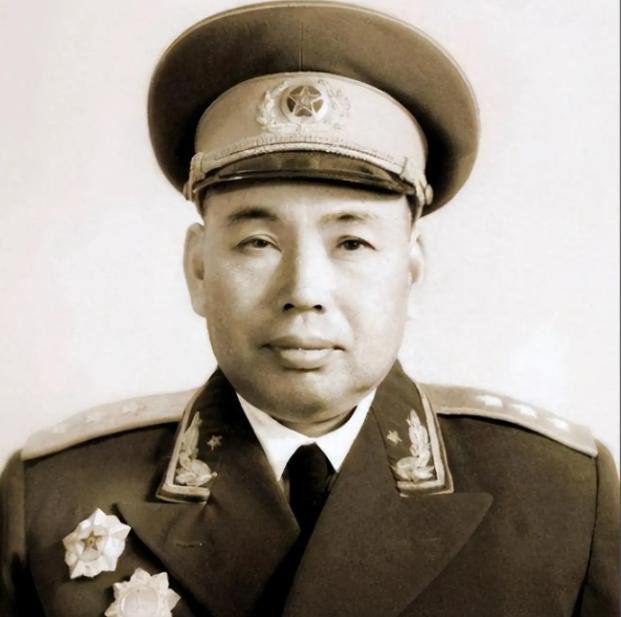 1937年，许世友在延安被关了起来，饥饿难耐时，有一名排长冒死给他送了一只烧鸡吃