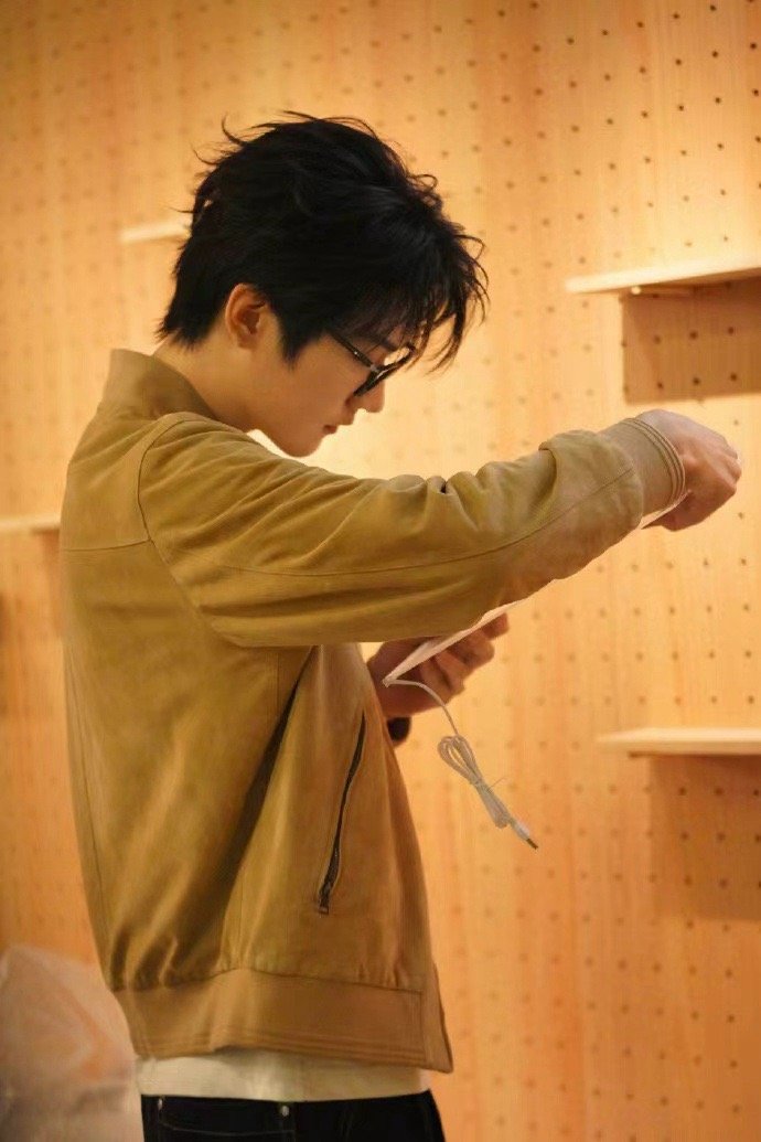 周柯宇初级打工人上班日常 周柯宇风华合伙人初级打工人上班日常~眼镜一戴hotne