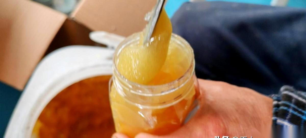 我妈当着我花钱雇来的阿姨的面，说我懒得要死，早上睡到9点才起。
我当时就炸了，眼