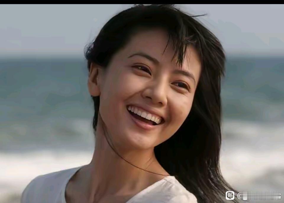 高露和高圆圆谁气质更好年轻时候高露扎着两个马尾，眉清目秀，清纯可爱，她是邻家女孩