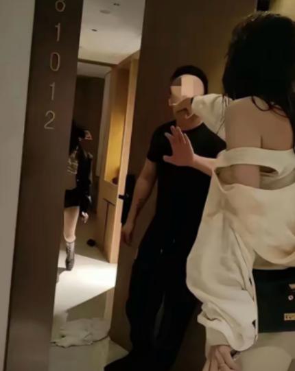 陕西渭南，女子出轨被丈夫捉奸在床，谁曾想当众被打了几耳光的女子，竟趁人不注意冲出