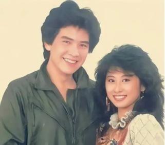 1982年，22岁的费翔和21岁的叶倩文，爱得难舍难分，两人跪求费翔母亲成全，费