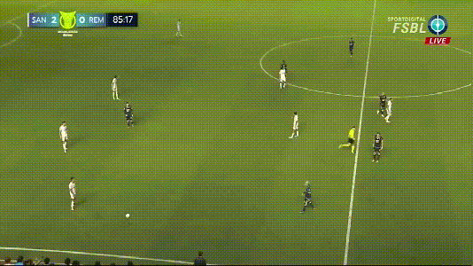 内马尔也是惨，10秒内连遭两次犯规，裁判居然没什么表示，自己气不过，爬起来跟对方