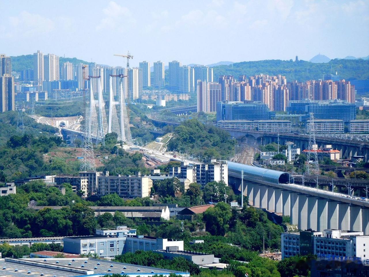建设中的成渝中线高铁，图中远处的索塔是这条线的井口嘉陵江特大桥，近处在靠近居民楼