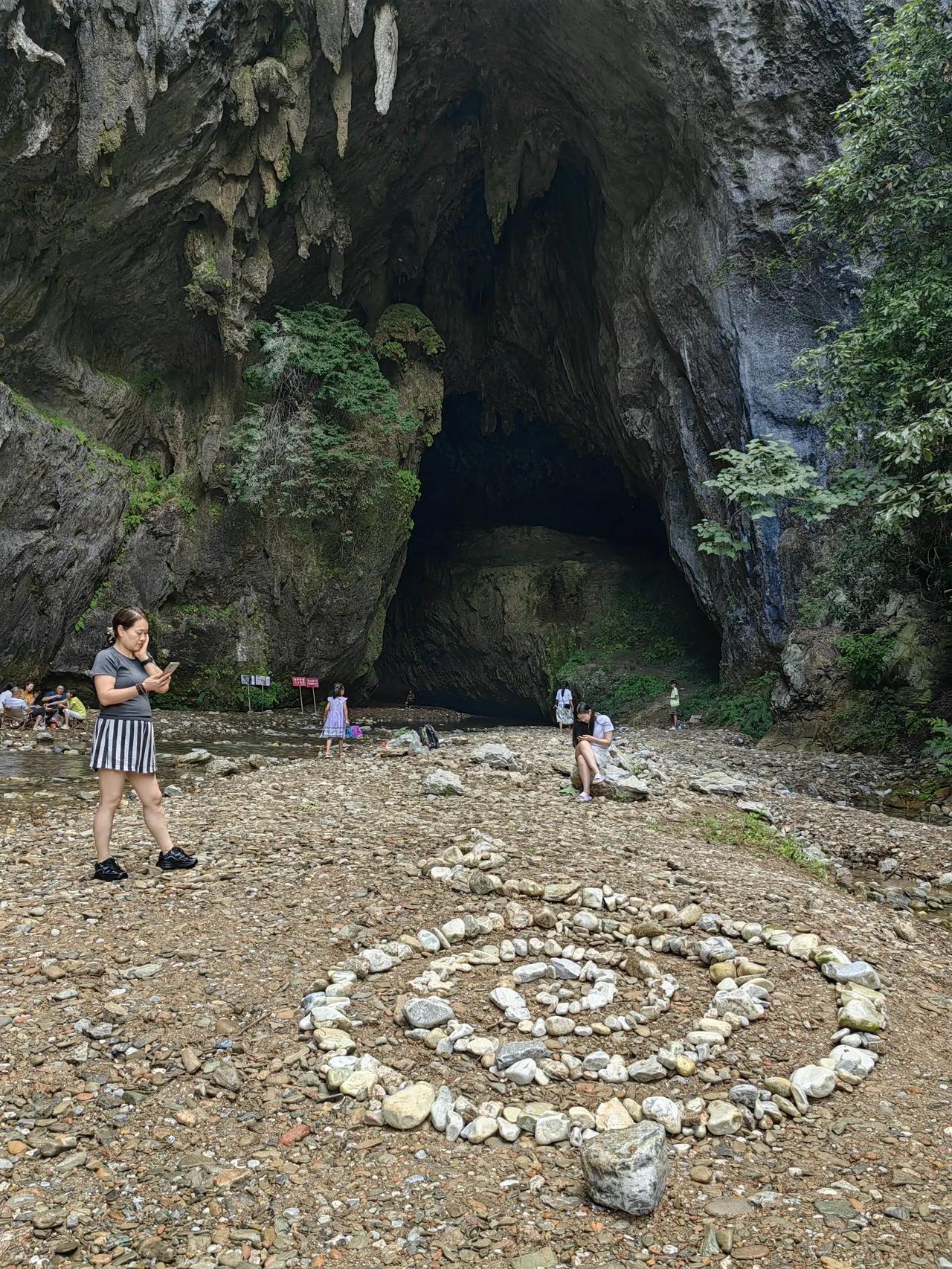 婺源大彰山通源村，位于群山环抱中，有涵虚洞等众多溶洞，建有灵岩洞景区，为4A级收