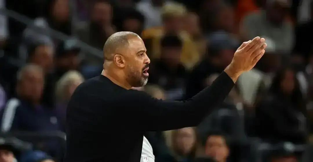 把对手投死，也可能会自杀。
快船的五外阵容，正走在这样的刀锋上。
数据不会骗人。