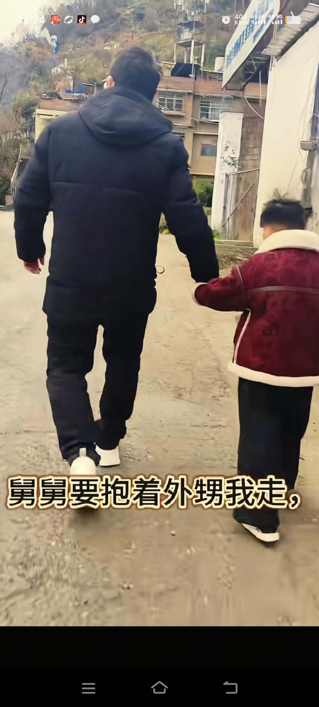 胡龙的外甥发烧了，当舅舅的一刻也不犹豫，拉起外甥的手就往问诊跑去，舅舅想抱起外甥