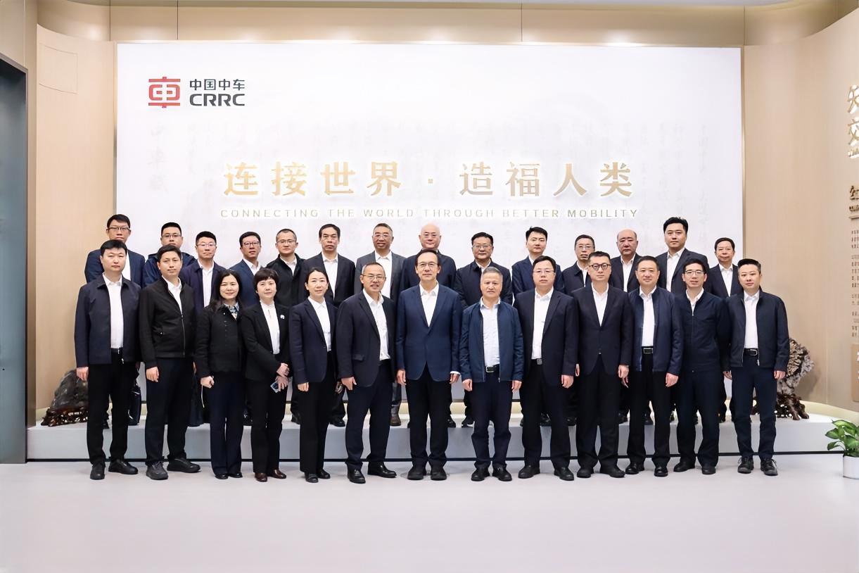 12月2日，中国黄金集团有限公司党委副书记、董事、总经理殷长波，外部董事白绍桐一