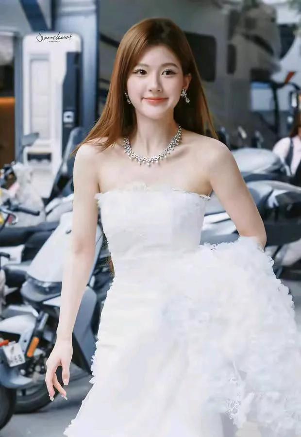 衣服架子赵露思，虽然穿婚纱没有穿吊带好看，但也只是稍微逊色了一点点而已。说实话，