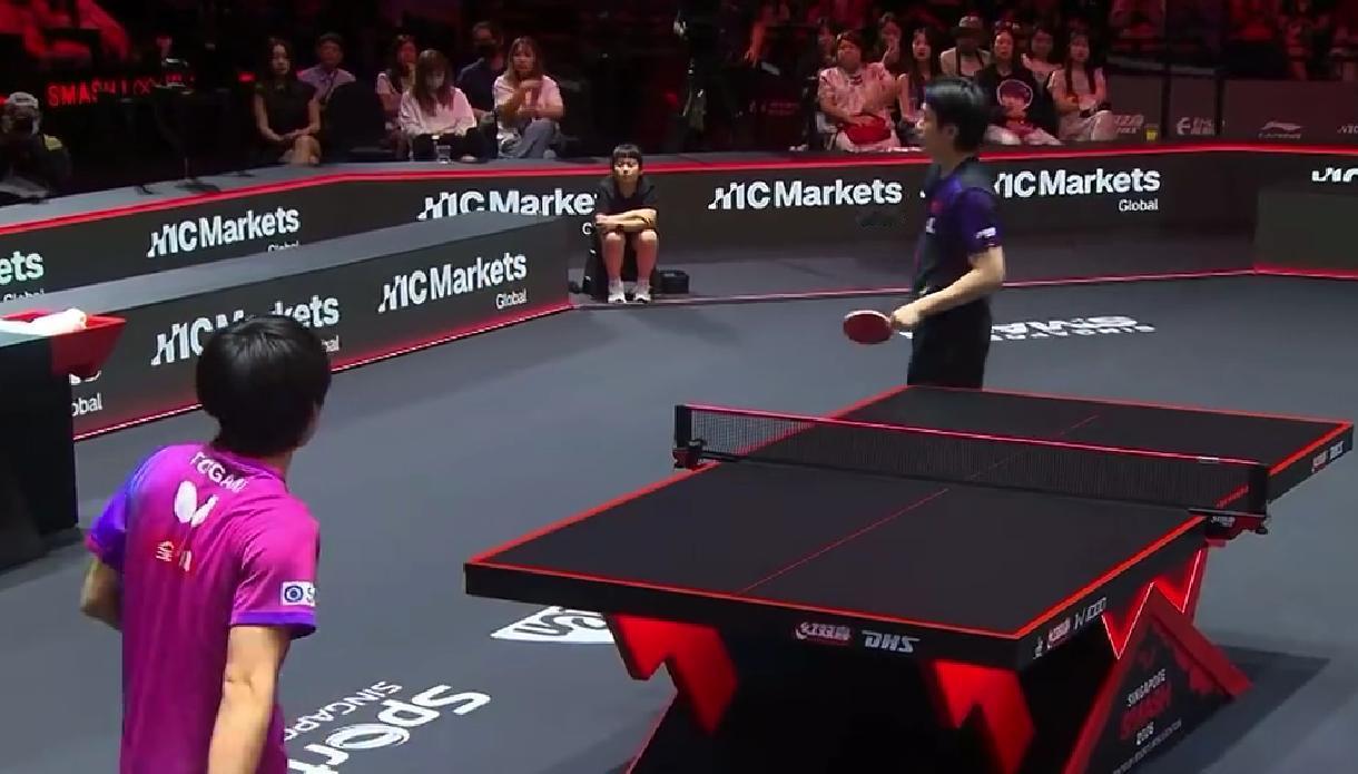 新加坡大满贯王楚钦 VS 户上隼辅 发球争议引热议，35.92 度定罚分
新加坡