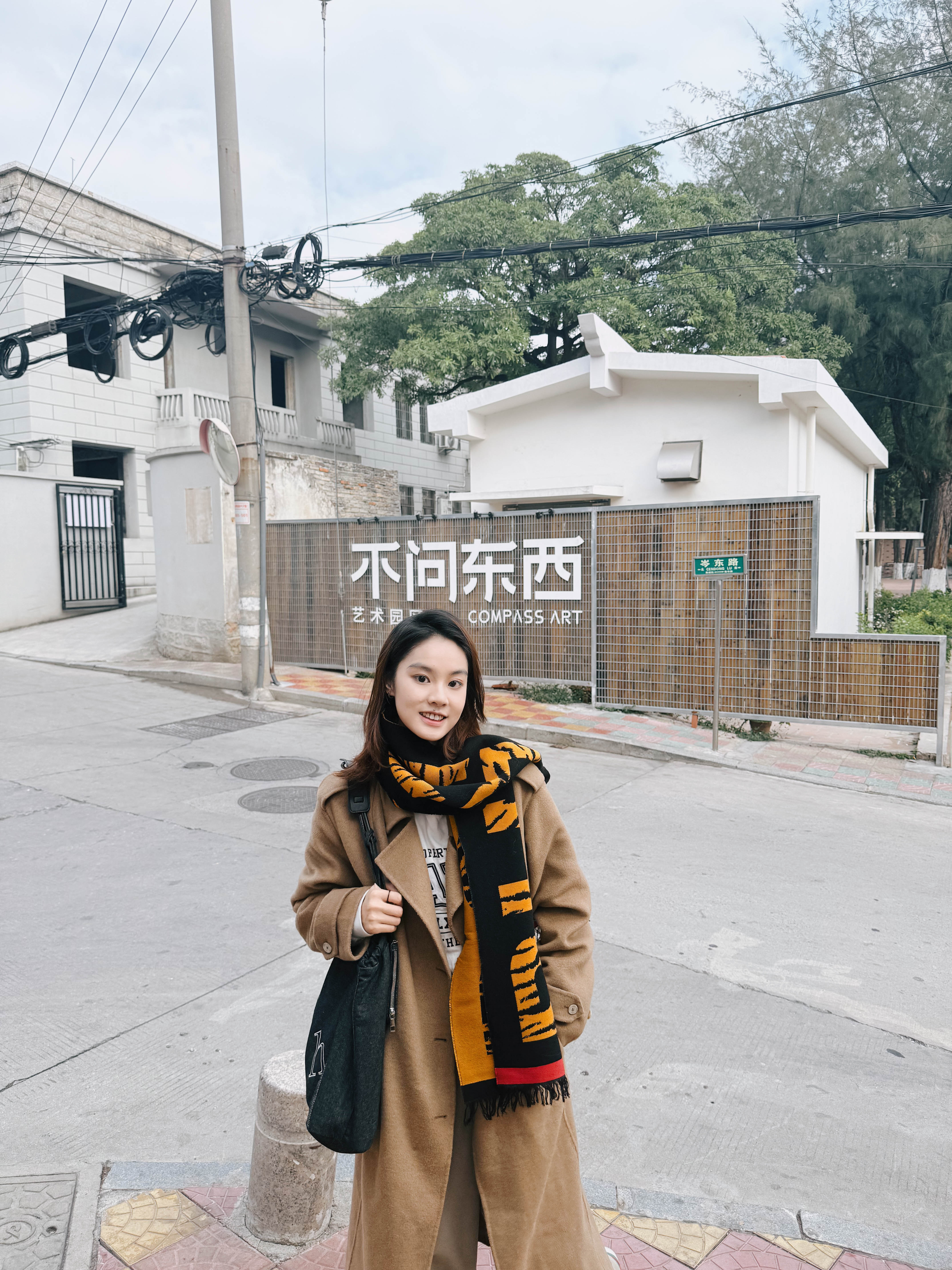 慢慢翻阅生活的彩页🌼在阴天去附近的街道散步人随春好 春与人宜藤树下 是我的春天