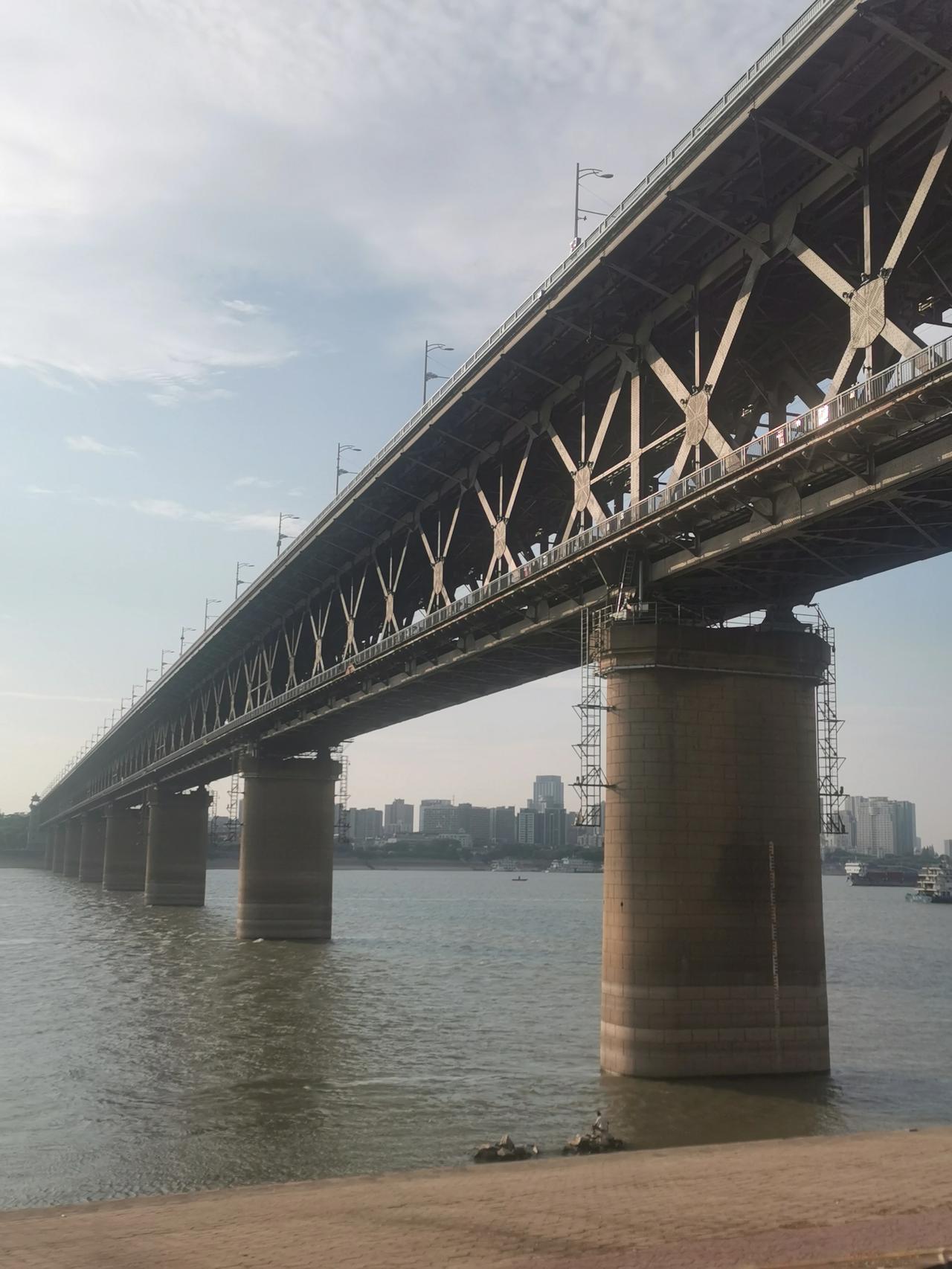 请勿低估专业人员的专业能力

最近这几年偶有一些工程结构，在运营过程当中突发意外