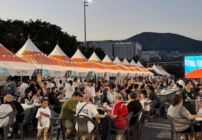 据韩国媒体消息，拜仁vs济州比赛场地外将开设“啤酒花园”观赛区。据报道，当地时间