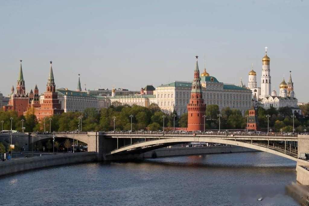 特朗普方面突然抛出一个包含二十八项内容的和平方案，声称这是给乌克兰的最后通牒，其