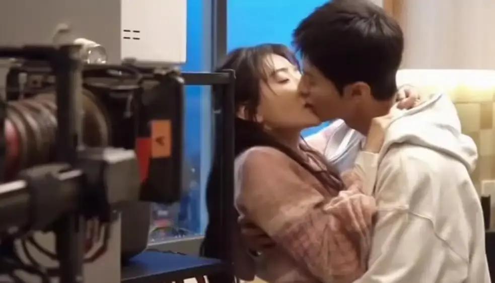 62%的年轻演员，悄悄在合同里签下了同一个条款：禁止导演的即兴吻戏。
 
这不是