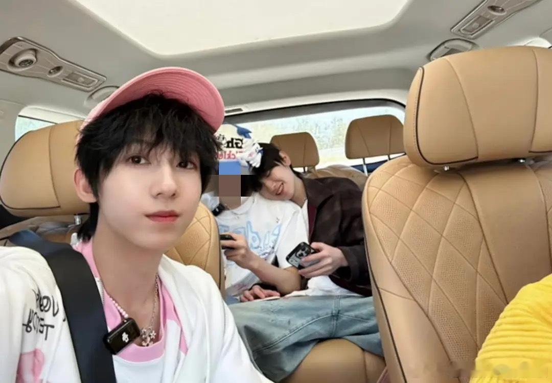 tg看着你靠在别人肩膀腻歪 