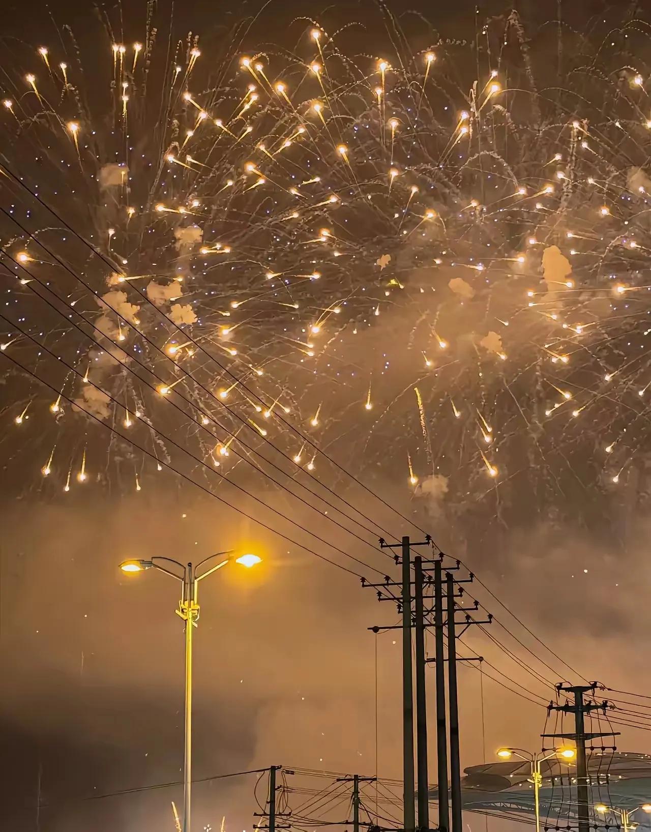 上联：？？？
下联：璀璨烟火亮星空。