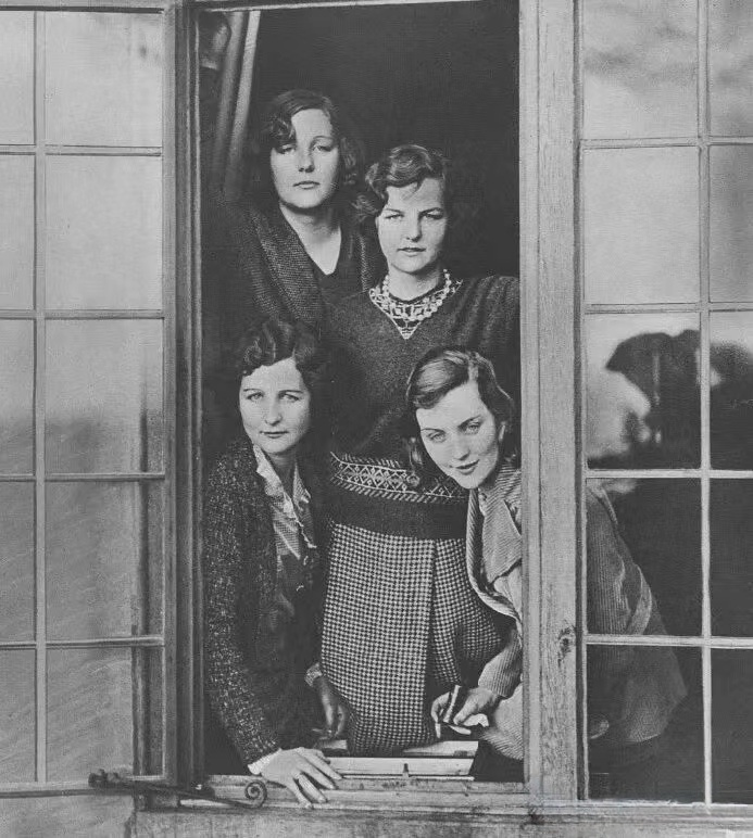 【来自投稿】英国贵族里斯戴尔男爵家的四位小姐:（从左到右）大小姐南茜，四小姐尤妮