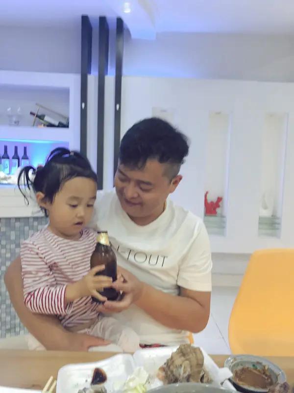 标题：全网破防！爸爸被强行劝酒，女儿默默站到身后霸气挡酒，这一幕看哭千万人
 