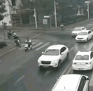 这就是高速交通运输中的转乘测试。摩托车与小汽车在十字路口接触的瞬间，二名骑行人员