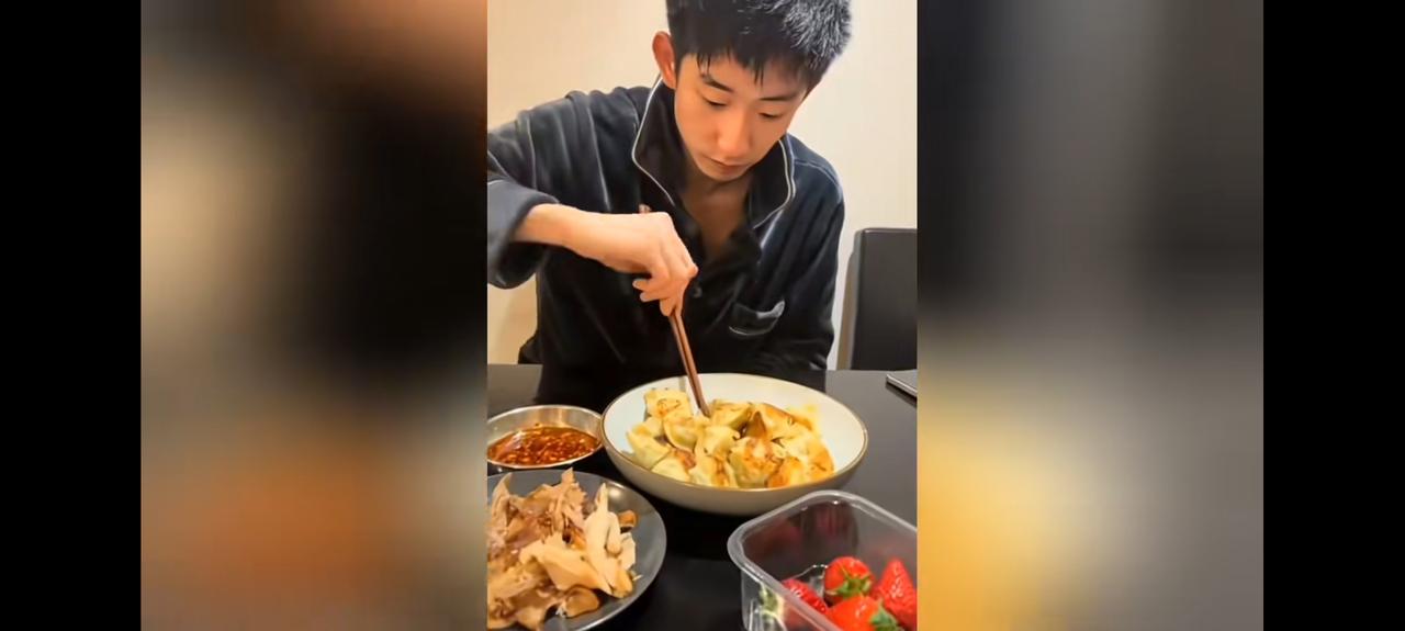 吴宜泽吃顿饺子

斯诺克世锦赛，吴宜泽半决赛死里逃生，决赛目前10：6领先，举家