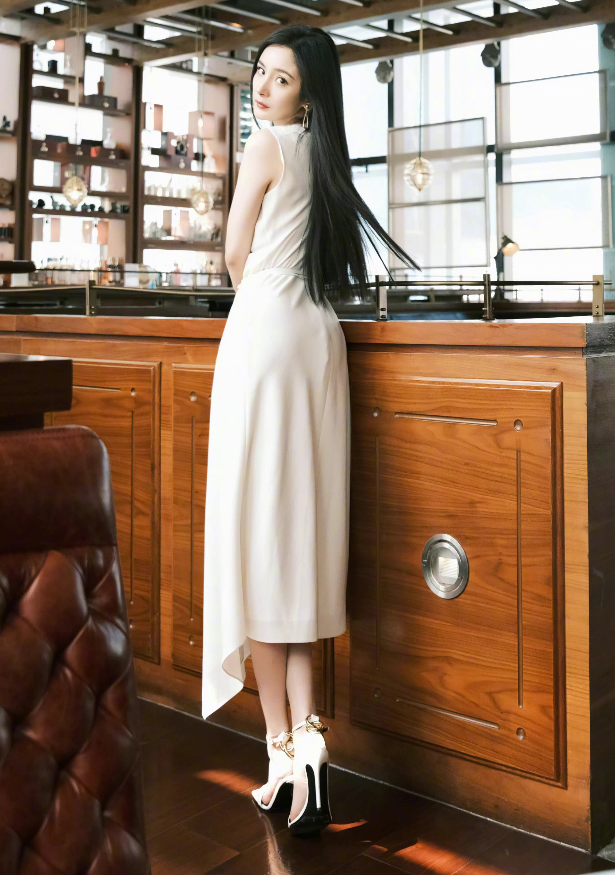 杨幂，白色长裙，精致柔美。杨幂